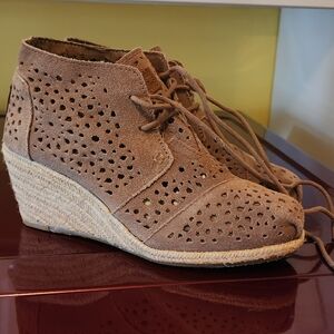 Toms Womens booties / 6.5 / taupe